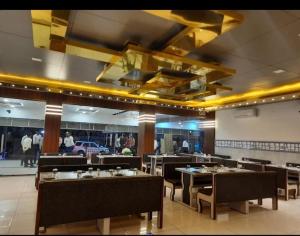 En restaurant eller et andet spisested på Hotel Nilkanth Rooms & Restaurant , Halol