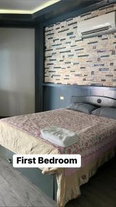 łóżko w pokoju z pierwszą sypialnią w obiekcie Heaven’s Gate Resort w mieście Puerto Galera