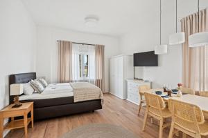 Un dormitorio con una cama y un comedor. en "Harmonie Hütte" warmherzig eingerichtetes und ruhig gelegenes Appartement!, en Minden