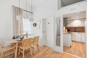 a kitchen and dining room with a table and chairs at "Harmonie Hütte" warmherzig eingerichtetes und ruhig gelegenes Appartement! in Minden