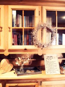 einem Holzschrank mit einem Regal voller Bücher in der Unterkunft Boutique Hotel La Cabane in Bettmeralp