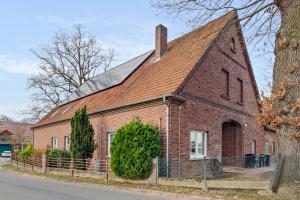 an old brick building with a brown roof at "Harmonie Hütte" warmherzig eingerichtetes und ruhig gelegenes Appartement! in Minden