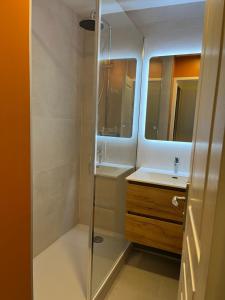 a bathroom with a shower and a sink at Très bel appartement vue mer avec piscine in Douarnenez