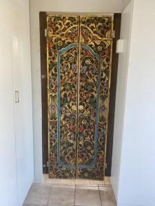 una porta con un design floreale in una stanza di Elephant Lodge a Hermanus