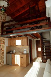 Kuchyň nebo kuchyňský kout v ubytování Annousa's House & Studios