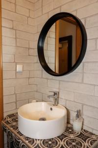 y baño con lavabo y espejo. en SaltHouse #4, en Kalambaka