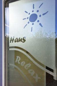 a sign on a window with a sun on it at Ferienhaus Relax - Uns Huus an t Küst in Bensersiel