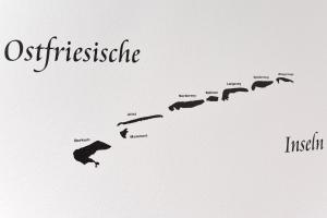 a black and white map of the coast of australia at Ferienhaus Gezeiten - Uns Huus an t Küst in Bensersiel +38 photos