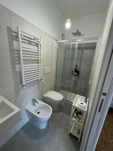 e bagno con lavandino, servizi igienici e doccia. di Urban cosy rooms a Roma