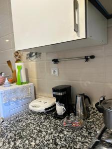 eine Küchentheke mit einem WC darüber in der Unterkunft Appartement Aéroport Casablanca in Dah Hammou Ben Cheïkh