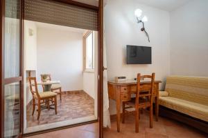 Телевизор и/или развлекательный центр в Lola Piccolo Hotel e Appartamenti