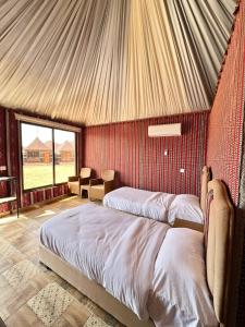 瓦迪拉姆的住宿－Toleen Camp wadi rum，帐篷内一间卧室,配有一张床