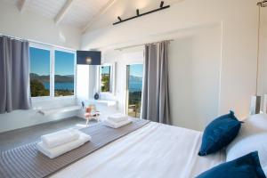 ニキアナにあるVALAGRON VILLAS NIKIANAの海が見える大きなベッドのある寝室 +124枚の写真