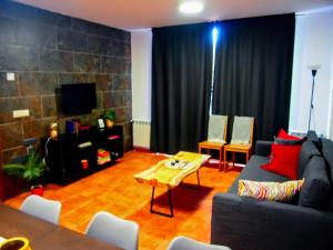 uma sala de estar com um sofá e uma mesa em Las Colmenillas 1 em Tragacete