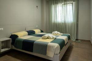 een slaapkamer met een bed met handdoeken erop bij LE STANZE DI VIA VENETO in Bitetto