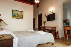 1 dormitorio con 1 cama con toallas en Annousa's House & Studios, en Kallirákhi