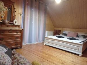 Pieszyce的住宿－Lawendowe wzgórze，一间卧室配有一张床和一个梳妆台