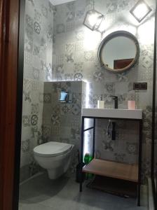 een badkamer met een toilet en een spiegel bij Lawendowe wzgórze in Pieszyce