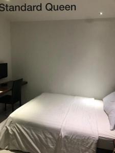 1 dormitorio con 1 cama y escritorio con ordenador en Hotel Vistana Micassa en Taiping