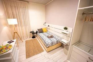 ein kleines Schlafzimmer mit einem Bett in einem Zimmer in der Unterkunft La Rosa Dei Venti Comfort Home in Triest