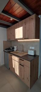 Kuchyň nebo kuchyňský kout v ubytování Annousa's House & Studios