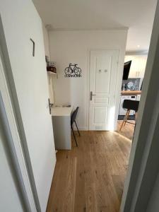 um quarto com um corredor com uma mesa e uma porta em Cosy studio proche Paris em Villeneuve-Saint-Georges