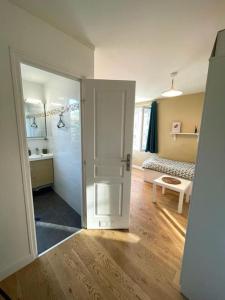 uma porta aberta para uma sala com um quarto em Cosy studio proche Paris em Villeneuve-Saint-Georges