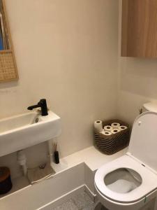 een witte badkamer met een toilet en een wastafel bij Maison familiale et lumineuse avec jardin in Versailles