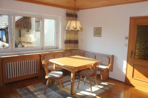 een eetkamer met een houten tafel en stoelen bij Hof Sonnegg - Naturpark Jauerling - Wachau in Maria Laach am Jauerling