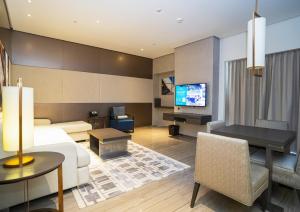 uma sala de estar com um sofá e uma mesa em HomesGetaway-Lavish1BR in Hyatt Regency Creek Heights Residences em Dubai
