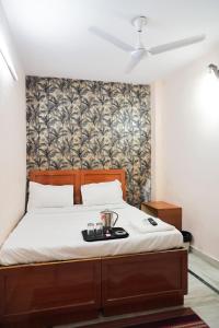 1 dormitorio con 1 cama con cabecero de madera en Hotel In laxmi nagar - Mannat Stay, en Nueva Delhi