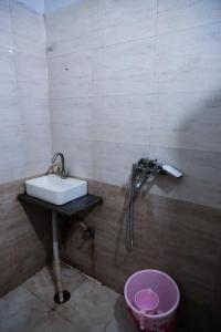 y baño con lavabo y ducha. en Hotel In laxmi nagar - Mannat Stay, en Nueva Delhi