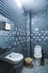 y baño con lavabo y aseo. en Hotel In laxmi nagar - Mannat Stay, en Nueva Delhi
