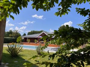 a house with a swimming pool in a yard at CHALET ARIZONA - AU COTTAGE DU MEDOC - Proche de BORDEAUX in Saint-Aubin-de-Médoc +6 photos