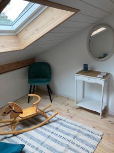 a room with a green chair and a desk at CHALET ARIZONA - AU COTTAGE DU MEDOC - Proche de BORDEAUX in Saint-Aubin-de-Médoc
