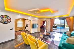 sala de estar con sillas amarillas y sofá en Villa Sandak 1 en Bulmaç