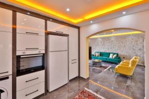 sala de estar con silla amarilla y sofá en Villa Sandak 1 en Bulmaç