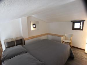 sypialnia z łóżkiem, biurkiem i krzesłem w obiekcie Duplex Hyères Port w Hyères
