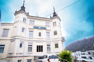 ein weißes Gebäude mit einem davor geparkt in der Unterkunft Trip Inn Parkhotel Bad Ems in Bad Ems