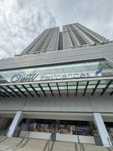 Quill Residence KL by Bamboo Hospitality في كوالالمبور: مبنى عليه لافته