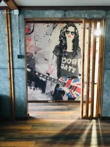 een deur met een foto van een meisje erop bij Квартира с авторским дизайном in Karagandy