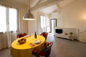 een eetkamer met een gele tafel en stoelen bij Il Pucchio in Certaldo