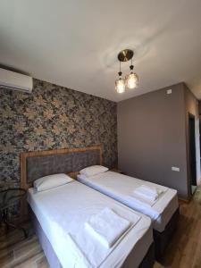 A bed or beds in a room at Casa Del Mar