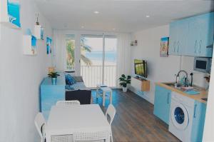 Kuchyňa alebo kuchynka v ubytovaní Playalmud- Vistas al mar, primera línea 1 dormitorio