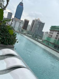 un gran cuerpo de agua en una ciudad con edificios altos en Quill Residence KL by Bamboo Hospitality, en Kuala Lumpur