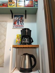 Athena soggiorno في سان بييرو أ سيف: آلة صنع القهوة على رف في مطبخ