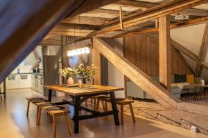 une salle à manger avec une table et des chaises en bois dans l'établissement Alte gemütliche Brauerei, 4 SZ, 8 Gäste, 160 qm, à Schwäbisch Hall 32 autres photos