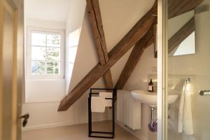 une salle de bain avec un lavabo et une fenêtre dans l'établissement Alte gemütliche Brauerei, 4 SZ, 8 Gäste, 160 qm, à Schwäbisch Hall