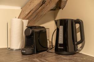 une cafetière et un grille-pain assis sur un comptoir dans l'établissement Alte gemütliche Brauerei, 4 SZ, 8 Gäste, 160 qm, à Schwäbisch Hall