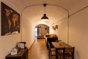 een woonkamer met een tafel en een bank bij DOMUS LAURA Rione MONTI in Rome